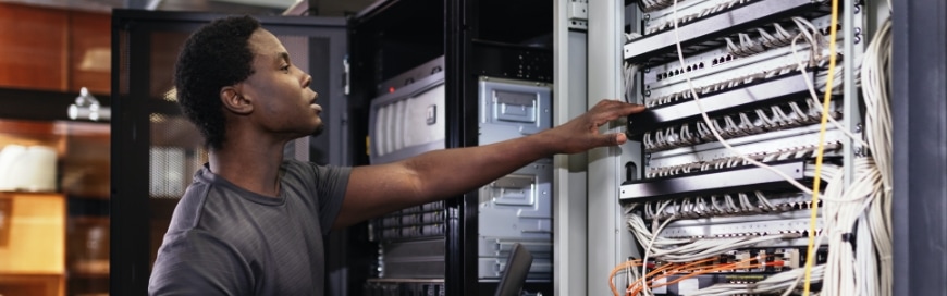 img blog IT staff at work teams 04